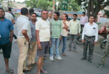 Photo of कोमर मोड़ के पास बेलगाम हाईवा वाहनों के खिलाफ ग्रामीणों का प्रदर्शन, लगभग दो घंटे तक स्टेट हाईवे रहा जाम