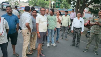 Photo of कोमर मोड़ के पास बेलगाम हाईवा वाहनों के खिलाफ ग्रामीणों का प्रदर्शन, लगभग दो घंटे तक स्टेट हाईवे रहा जाम