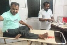 Photo of धनबाद-सिंदरी मार्ग पर बड़ा हादसा: एक राहगीर को बचाने के चक्कर में पलटी सवारी टेंपो, दो गंभीर रूप से घायल। धनबाद के पाथरडीह