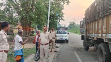Photo of डोमगढ़ में भीषण सड़क हादसा: गलत दिशा से आ रहे हाइवा ने सीमेंट लदे ट्रक को मारी टक्कर, 12 घंटे बाद पुलिस को दी सूचना धनबाद के सिंदरी