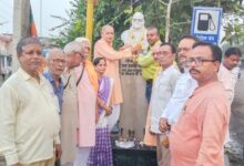 Photo of झरिया 26 जून लोकतंत्र सेनानी संघ की ओर से भारत रत्न लोकनायक जयप्रकाश नारायण जी की मूर्ति पर कतरास