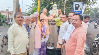 Photo of झरिया 26 जून लोकतंत्र सेनानी संघ की ओर से भारत रत्न लोकनायक जयप्रकाश नारायण जी की मूर्ति पर कतरास