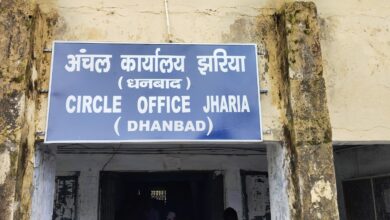 Photo of झरिया अंचल में प्रशासनिक गुंडागर्दी और दलाली राज महीने में सिर्फ 10 दिन आते हैं राम रतन पांडे सर्टिफिकेट के लिए कार्यालय के बाहर रोने को मजबूर हैं छात्र