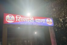 Photo of सिंदरी  रोहडाबांध स्थित दूध स्टाल पर बवाल को शांत करने पहुंचे सिंदरी थाना प्रभारी से उलझे दोनो युवक फरार