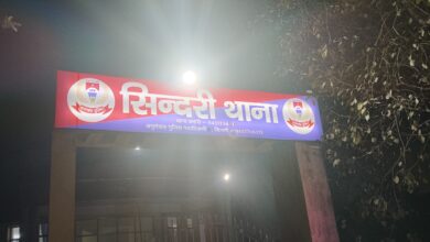 Photo of सिंदरी  रोहडाबांध स्थित दूध स्टाल पर बवाल को शांत करने पहुंचे सिंदरी थाना प्रभारी से उलझे दोनो युवक फरार