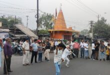 Photo of मजिस्ट्रेट के सामने उड़ती रहीं नियमों की धज्जियां सिंदरी थाने में प्रतिबंधित डीजे और अग्नि खेल के साथ पहुंचा जुलूस प्रशासन लाचार