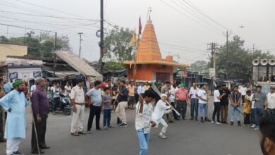 Photo of मजिस्ट्रेट के सामने उड़ती रहीं नियमों की धज्जियां सिंदरी थाने में प्रतिबंधित डीजे और अग्नि खेल के साथ पहुंचा जुलूस प्रशासन लाचार