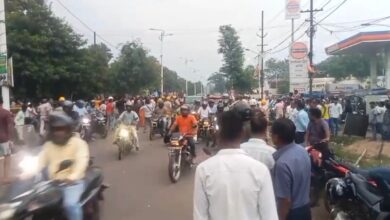 Photo of बस्ताकोला में आटा मिल कर्मी की हत्या के बाद उग्र प्रदर्शन, शव रखकर धनबाद-सिंदरी मार्ग जाम,पुलिस ने की हल्का बल का प्रयोग