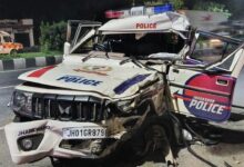 Photo of हजारीबाग पुलिस की गाड़ी का धनबाद में भीषण एक्सीडेंट, ट्रेलर ने मारी टक्कर; एक जवान शहीद, कई गंभीर रूप से घायल