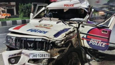 Photo of हजारीबाग पुलिस की गाड़ी का धनबाद में भीषण एक्सीडेंट, ट्रेलर ने मारी टक्कर; एक जवान शहीद, कई गंभीर रूप से घायल