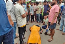 Photo of बाघमारा में रफ्तार का कहर: कतरास कॉलेज के पास ट्रेलर की चपेट में आने से बाइक सवार युवक की दर्दनाक मौत, मुआवजे की मांग को लेकर परिजनों ने पांच घंटे तक किया