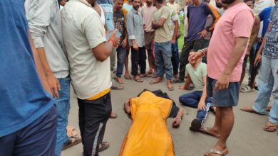 Photo of बाघमारा में रफ्तार का कहर: कतरास कॉलेज के पास ट्रेलर की चपेट में आने से बाइक सवार युवक की दर्दनाक मौत, मुआवजे की मांग को लेकर परिजनों ने पांच घंटे तक किया