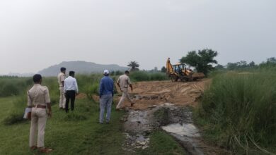 Photo of सिंदरी में 8 घंटे चली छापेमारी पर जनता का सवाल जब बालू बंद है, तो भंवरा सुदामडीह और पूरे धनबाद में धड़ल्ले से तस्करी का जिम्मेदार कौन