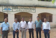 Photo of प्रशासनिक लापरवाही की खुली पोल एक तरफ कागजी निरीक्षण और दूसरी तरफ सिंदरी गौशाला बाजार स्थित डीएवी टासरा स्कूल में छत से टपकता पानी और करंट का खौफ
