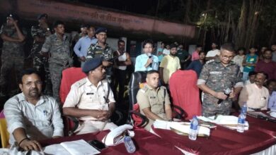 Photo of साइबर अपराध पर लगाम: मेरनवाटांड में ‘रात्रि चौपाल’ लगाकर एसएसपी ने ग्रामीणों को दिए सुरक्षा मंत्र