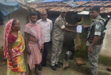 Photo of मारपीट कांड में 8 वर्षों से फरार आरोपी के घर पुलिस ने चिपकाया इश्तिहार।