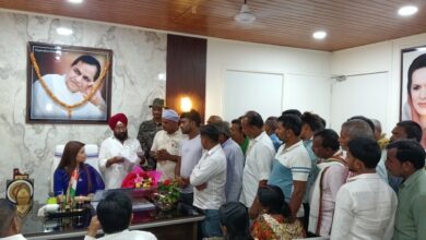 Photo of JSFC गोदामों के 200 कामगार मजदूरों की आजीविका बचाने हेतु कांग्रेस नेत्री श्रीमती अनुपमा सिंह ने मिला जोड़ा पोखर आवासीय कार्यालय में।