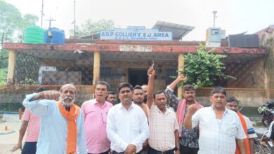 Photo of सुदामडीह में मुख्य सड़क पर पड़ीं दरारें, प्रबंधन ने रास्ता किया बंद; स्कूली बच्चों व आम जनता की बढ़ीं मुश्किलें, बीसीसीएल अधिकारियों पर लापरवाही का आरोप