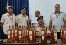 Photo of धनबाद स्टेशन पर RPF का बड़ा एक्शन: तीसरी आंख की मदद से 17 लीटर अंग्रेजी शराब के साथ बिहार का तस्कर गिरफ्तार