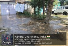 Photo of टेलीकॉम कंपनी की आपराधिक लापरवाही से कांड्रा बाजार में फटा माडा का मुख्य पाइप, लाखों लीटर पानी बर्बाद, घरों में घुसा पानी और मौत के मुँह में लटका बिजली का पोल, कुंभकर्णी नींद में सोया प्रशासन