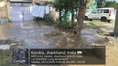 Photo of टेलीकॉम कंपनी की आपराधिक लापरवाही से कांड्रा बाजार में फटा माडा का मुख्य पाइप, लाखों लीटर पानी बर्बाद, घरों में घुसा पानी और मौत के मुँह में लटका बिजली का पोल, कुंभकर्णी नींद में सोया प्रशासन