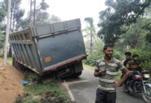 Photo of एसडीपीओ दफ्तर के बगल में 8 घंटे फंसा रहा अवैध बालू का हाइवा, अंचल अधिकारी के निर्देश को सिंदरी पुलिस ने दिखाया ठेंगा; माफिया ने खाली कराकर गाड़ी निकाली बाहर सिंदरी धनबाद