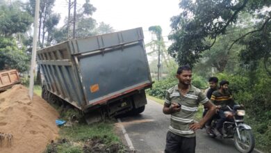 Photo of एसडीपीओ दफ्तर के बगल में 8 घंटे फंसा रहा अवैध बालू का हाइवा, अंचल अधिकारी के निर्देश को सिंदरी पुलिस ने दिखाया ठेंगा; माफिया ने खाली कराकर गाड़ी निकाली बाहर सिंदरी धनबाद