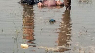 Photo of दामोदर में बही 16 वर्षीय सोनाक्षी का शव सिंदरी में मिला, बालू माफिया और पुलिस के साठगांठ ने ली मासूम की जान