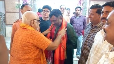 Photo of नवरात्रि के नवमी पूजा के शुभ अवसर पर मां दुर्गा मंदिर में श्रद्धालुओं की भीड़ उमड़ी रही, पूर्व नेता प्रतिपक्ष मंदिर पहुंचकर माथा टेका