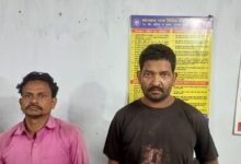 Photo of खाकी को चकमा देने की फिराक में थे गोवंश तस्कर, पाथरडीह पुलिस की फिल्मी स्टाइल घेराबंदी में स्कॉर्पियो समेत दो शातिर गिरफ्तार; कसाईखाने ले जाए जा रहे मवेशी बरामद, दो तस्कर अंधेरे का फायदा उठाकर फरार।