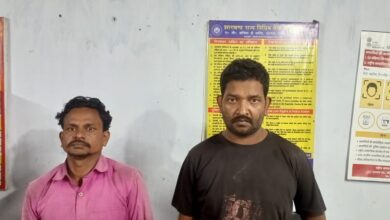 Photo of खाकी को चकमा देने की फिराक में थे गोवंश तस्कर, पाथरडीह पुलिस की फिल्मी स्टाइल घेराबंदी में स्कॉर्पियो समेत दो शातिर गिरफ्तार; कसाईखाने ले जाए जा रहे मवेशी बरामद, दो तस्कर अंधेरे का फायदा उठाकर फरार।